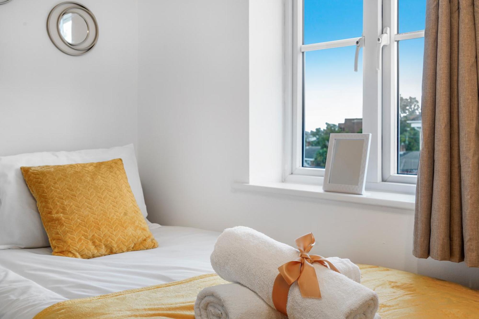 Station & Shops 3Min Walk I Heathrow 15 Mins I X2 Ensuites I Parking X2 Langley Marish Kültér fotó